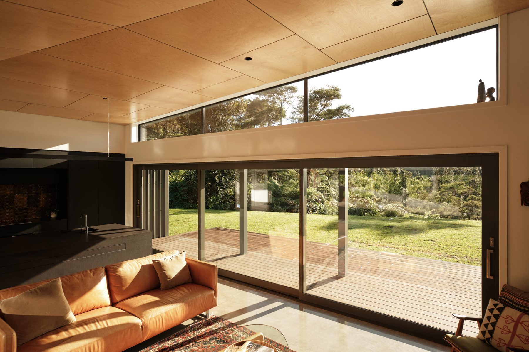 The living space and its view to the Pacific.